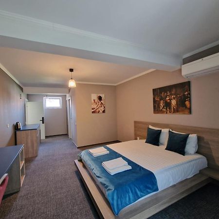 Albert Hotel Roşu Εξωτερικό φωτογραφία