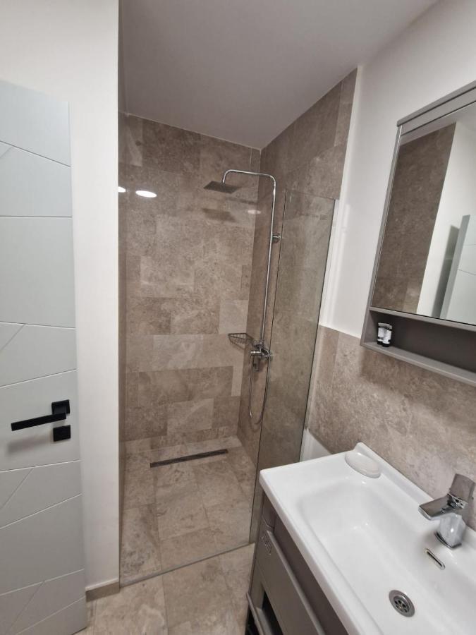 Albert Hotel Roşu Εξωτερικό φωτογραφία